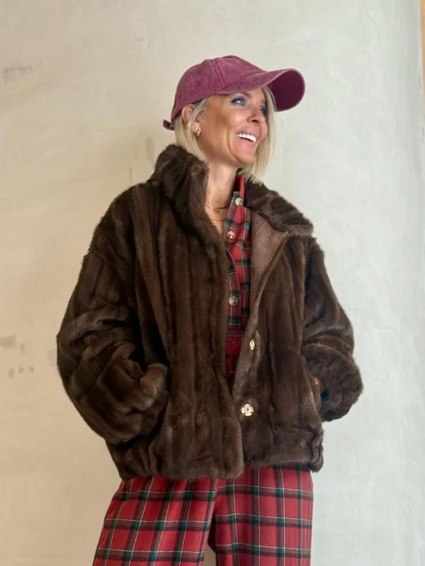 Chaqueta marrón de pelo con bolsillos Oslo