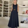 Vestido midi con cintura marcada y diseño minimalista