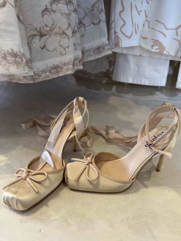 Zapatos de tacón en elegante tono nude satinado