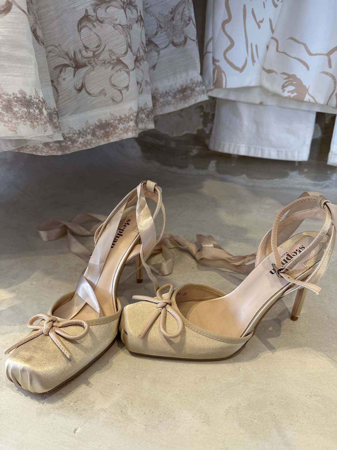 Zapatos de tacón en elegante tono nude satinado