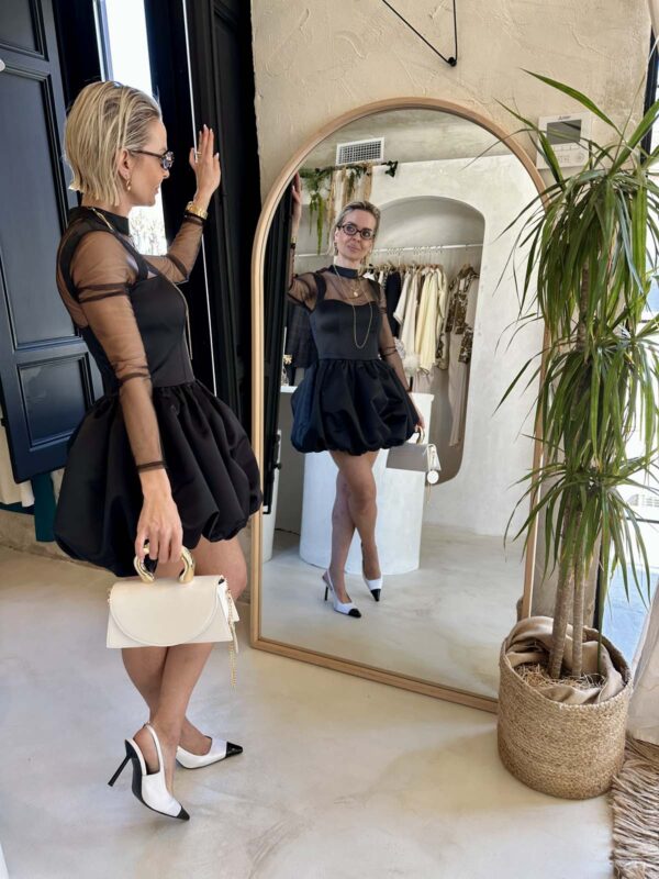 Vestido negro con un diseño sofisticado