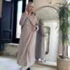 Abrigo beige elegante mujer