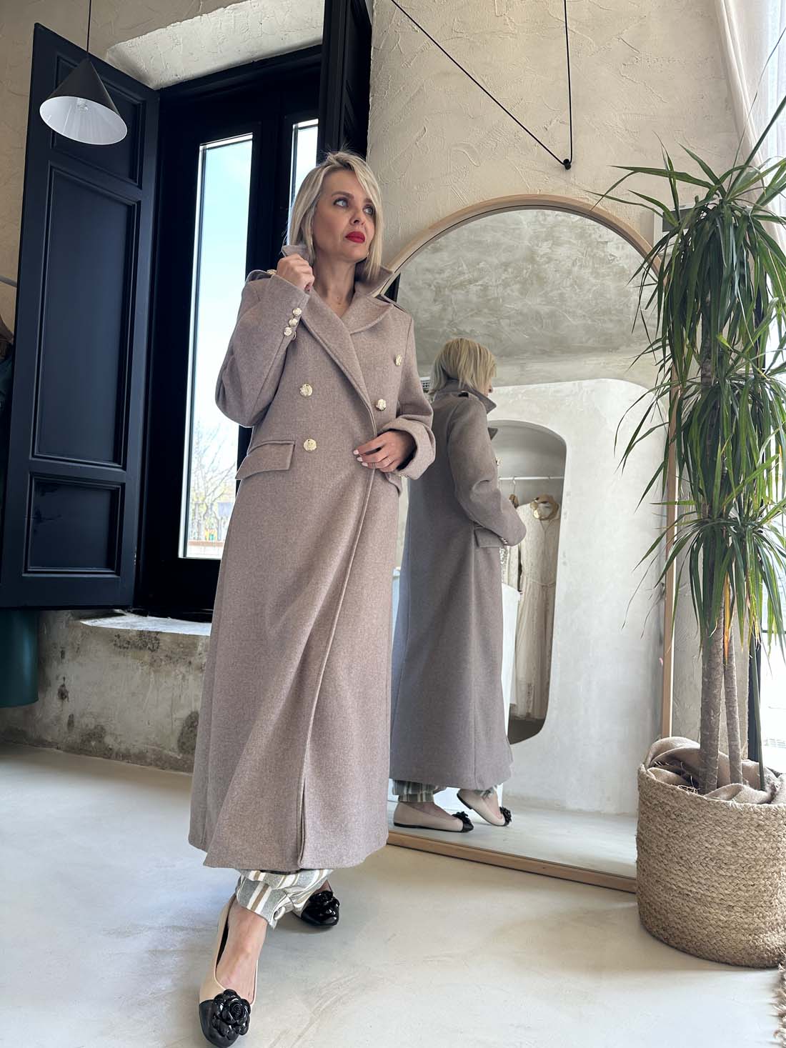 Abrigo beige elegante mujer