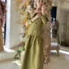 Vestido midi para invitada en verde oliva
