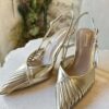 Zapatos de salón dorados para mujer