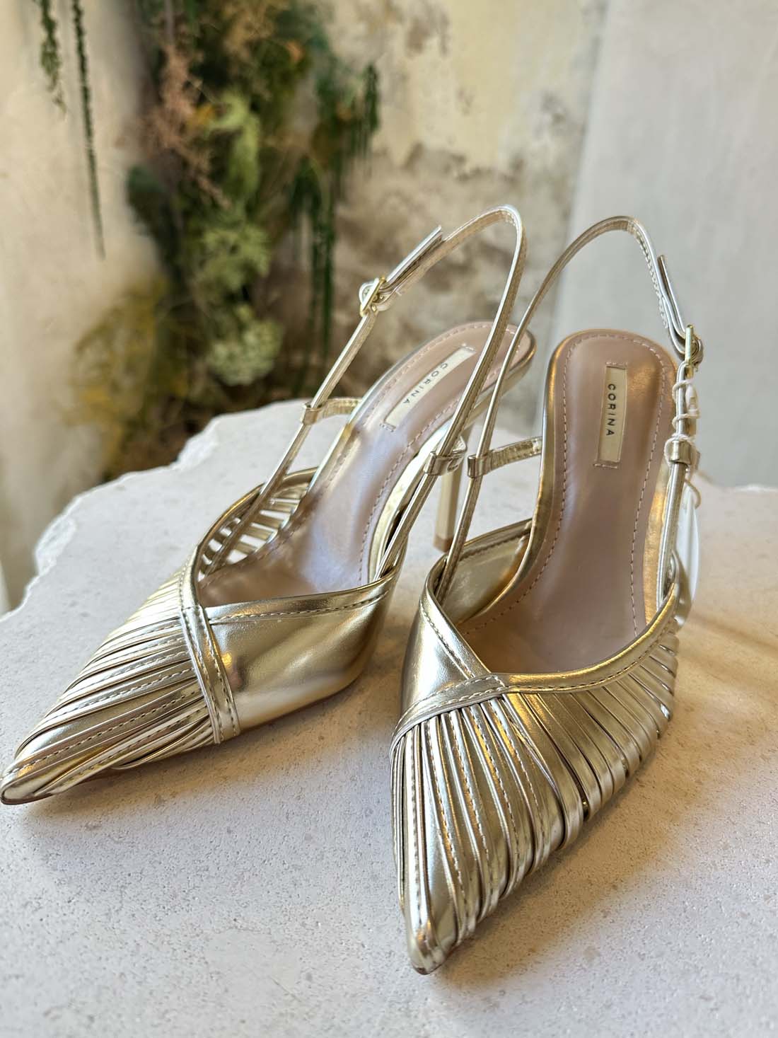 Zapatos de salón dorados para mujer