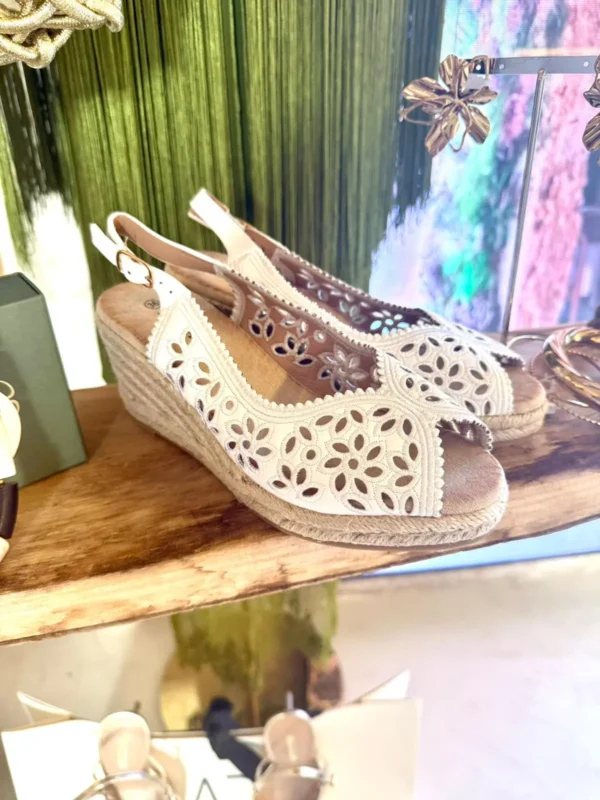 Sandalias de Cuña con Bordado Suizo Taormina