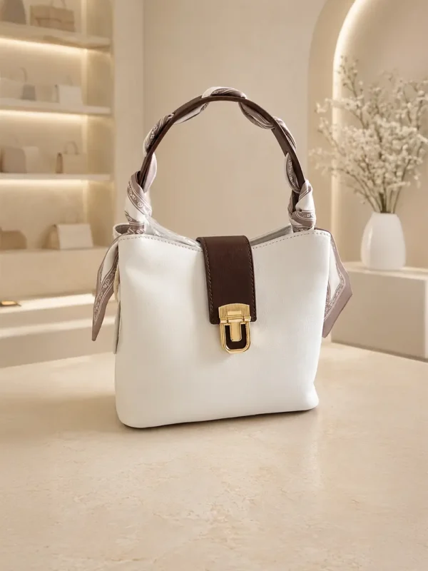 Bolso de Mano con Solapa Marrón y Detalle de Pañuelo Turín