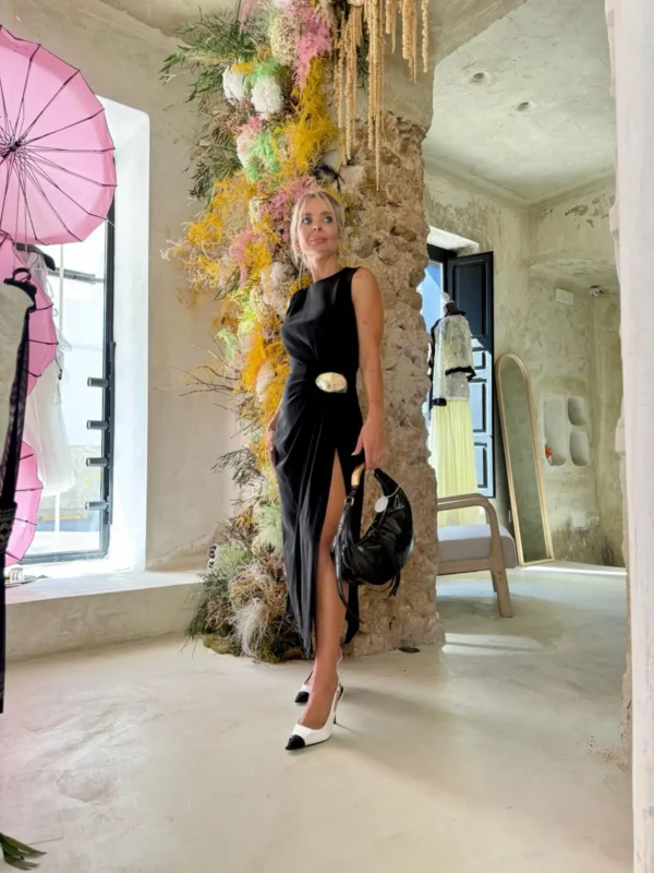 Vestido Midi Drapeado con Broche Dorado Milán