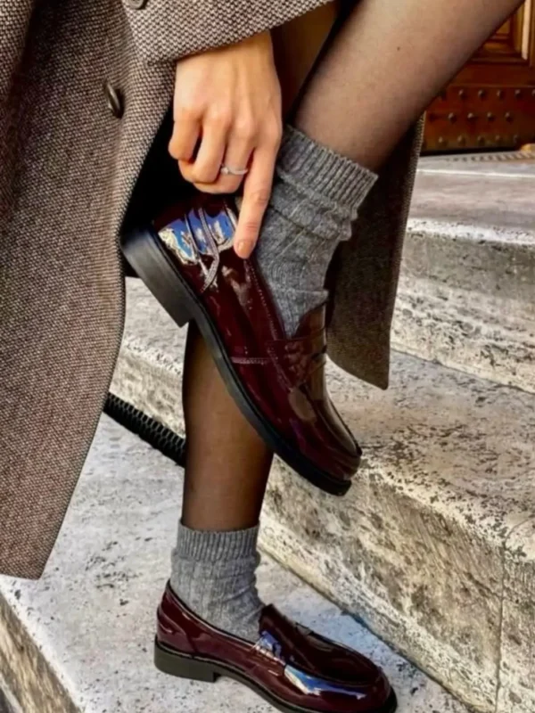 Mocasines Clásicos de Charol en Tono Burdeos