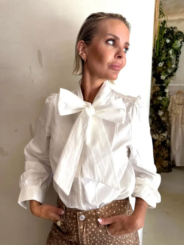Blusa Blanca con Lazada al Cuello