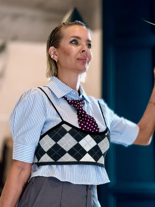 Camisa a Rayas con Bralette de Punto a Cuadros y Corbata
