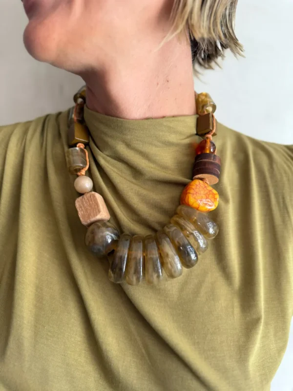Collar Corto Cuentas Resina y Madera