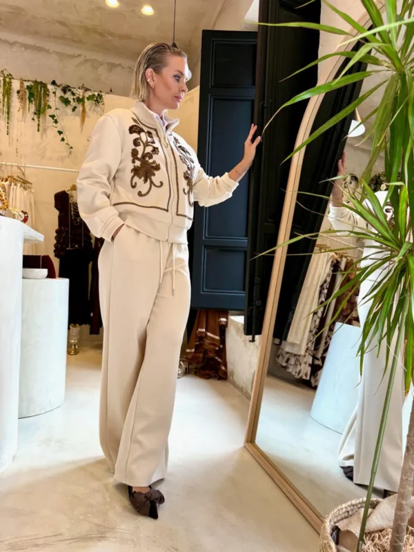 Conjunto Chándal Beige con Bordados de Lentejuelas y Abalorios