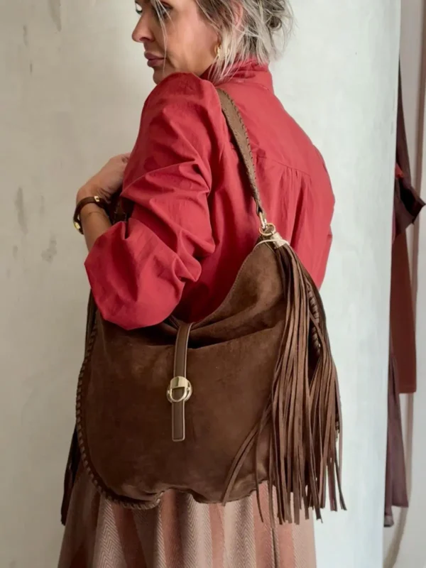 Bolso de Hombro en Serraje Café con Flecos Estilo Boho