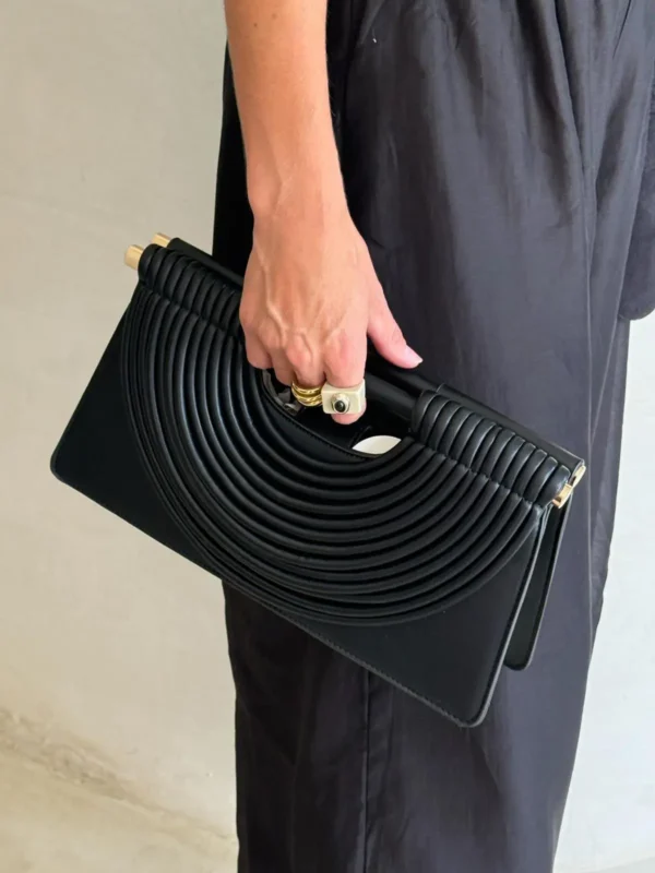 Bolso de Mano Elegante de Piel Negra con Relieve Escultórico