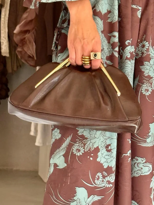Bolso de Mano Tipo Cartera de Piel en Color Marrón Chocolate