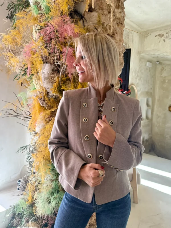 Chaqueta Corta Estructurada Taupe con Botones Militares