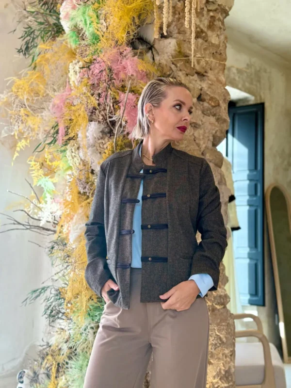 Chaqueta Corta Estilo Austria con Alamares y Cuello Mao