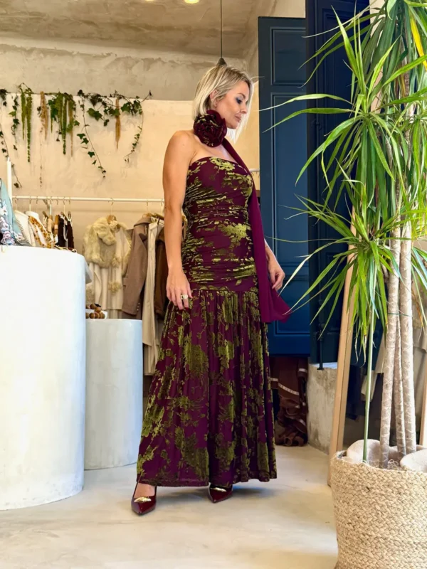 Vestido Largo Devoré en Granate y Verde con Flor al Cuello