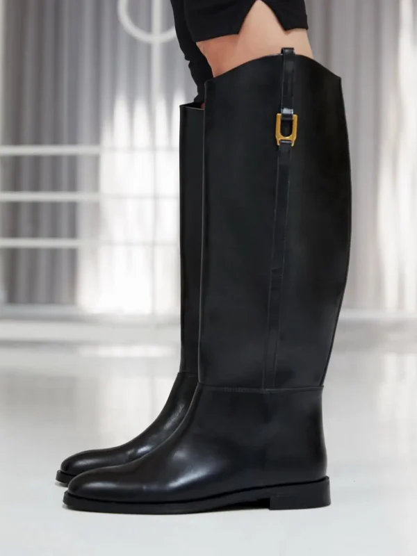 Bota Alta de Piel Estilo Hípico con Detalle Dorado